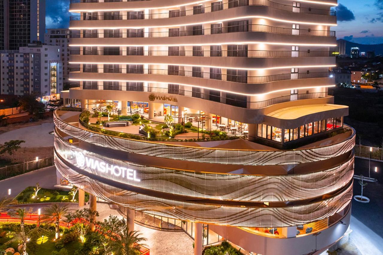 Vias Hotel Vung Tau - Transportation Included Luaran gambar The hotel at night