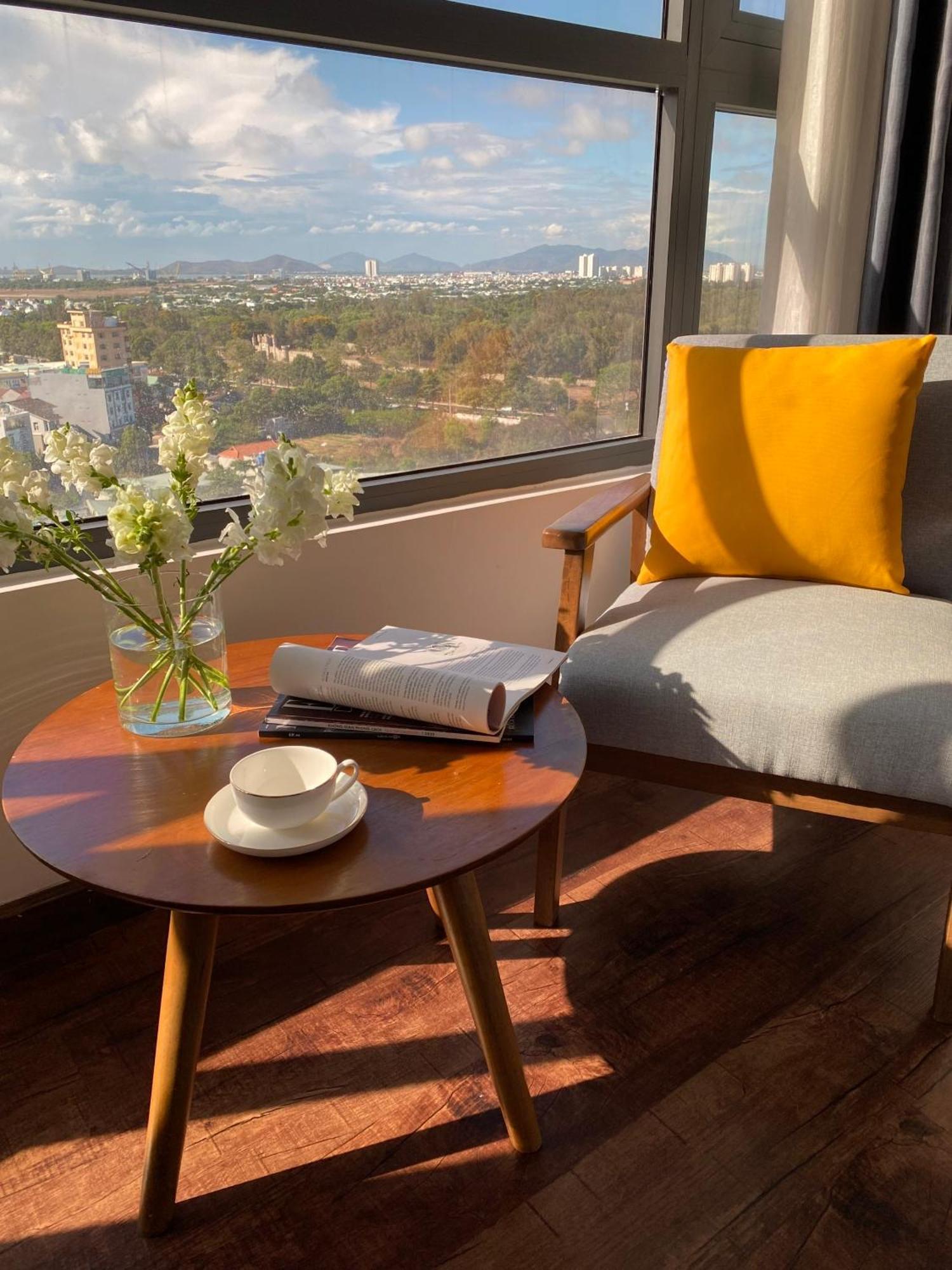 Vias Hotel Vung Tau - Transportation Included Luaran gambar A coffee table with a chair