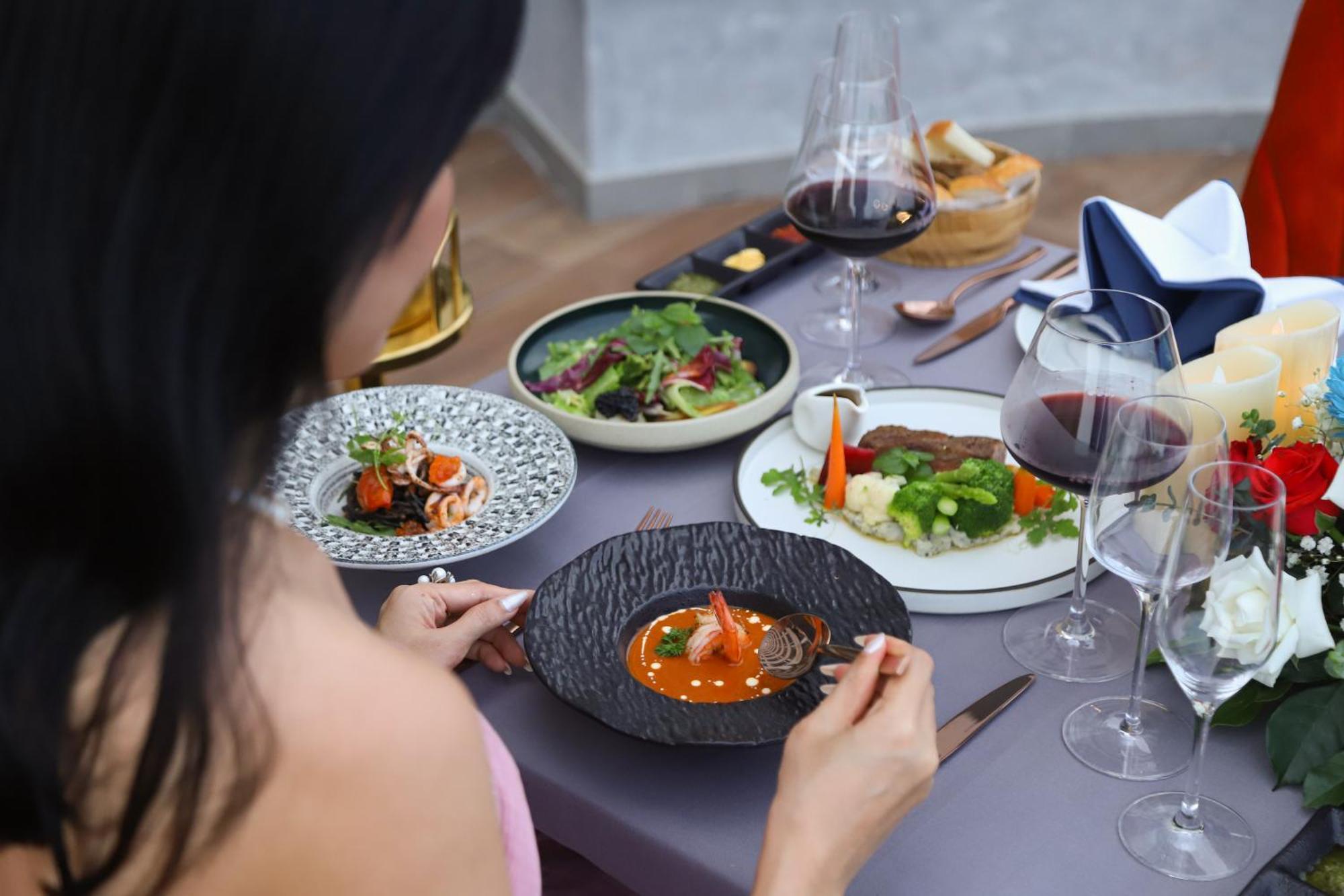 Vias Hotel Vung Tau - Transportation Included Luaran gambar A woman eating a meal
