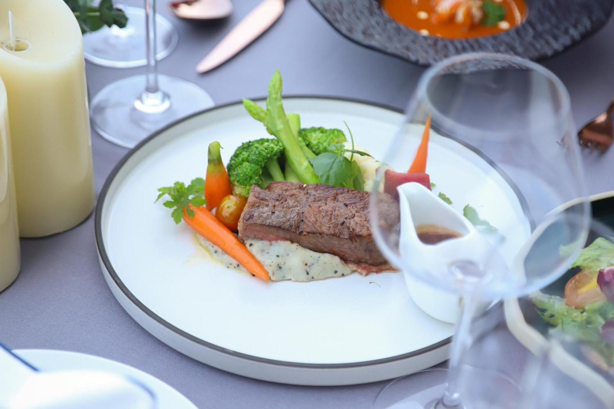 Vias Hotel Vung Tau - Transportation Included Luaran gambar A steak prepared by the restaurant