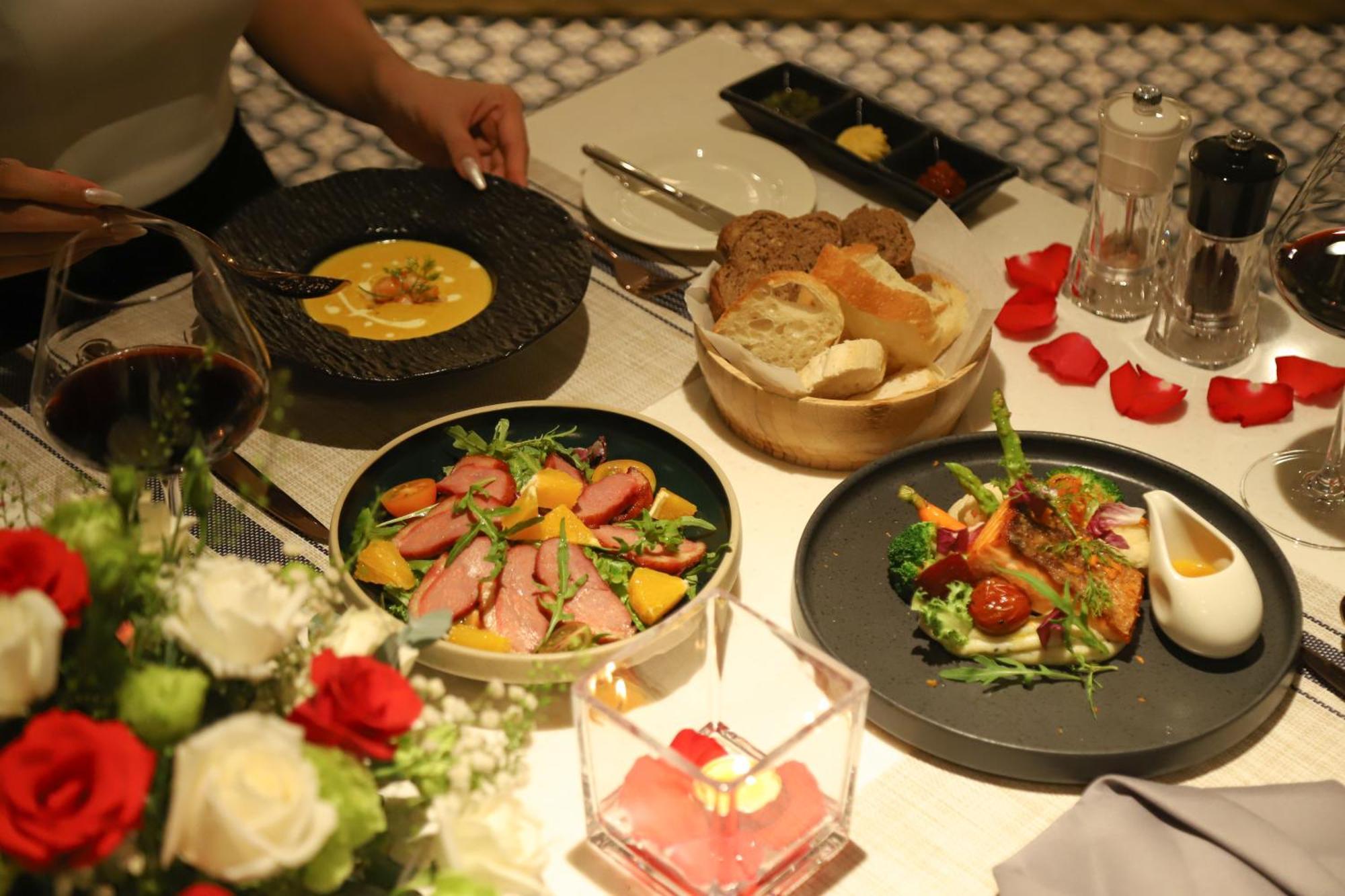 Vias Hotel Vung Tau - Transportation Included Luaran gambar A meal at the restaurant