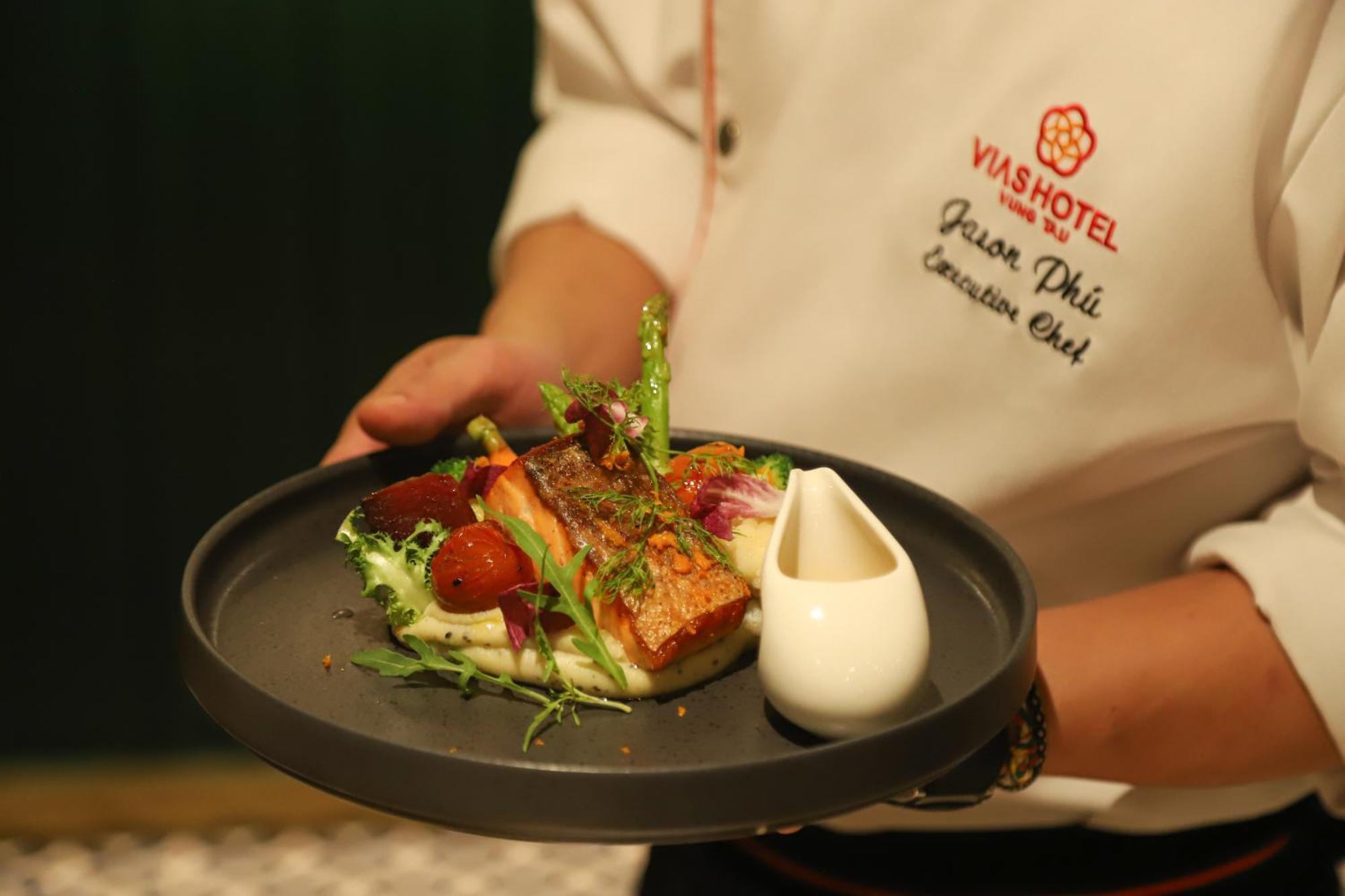 Vias Hotel Vung Tau - Transportation Included Luaran gambar A chef serving a prepared meal