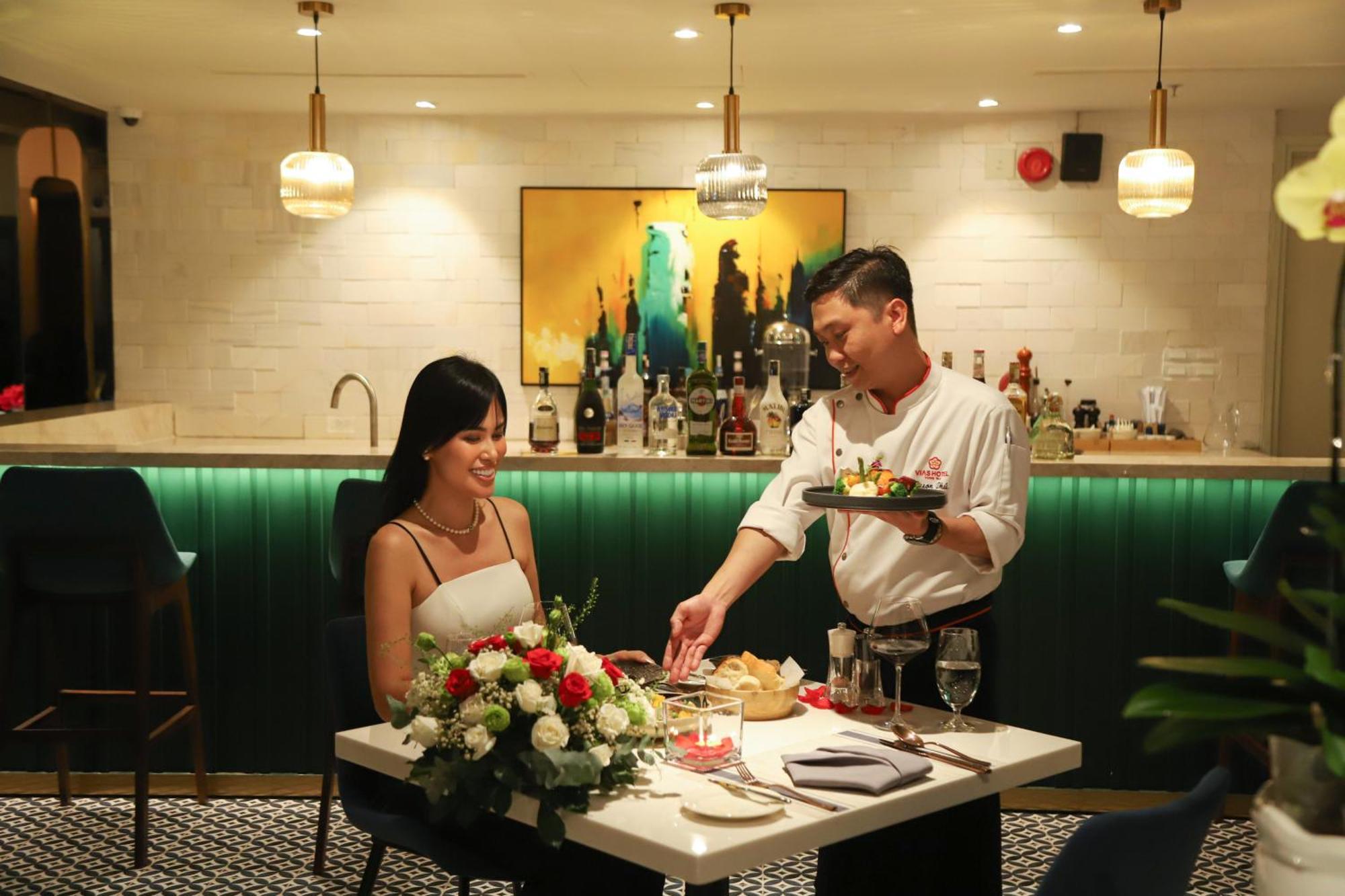 Vias Hotel Vung Tau - Transportation Included Luaran gambar A bartender serving a guest at the bar