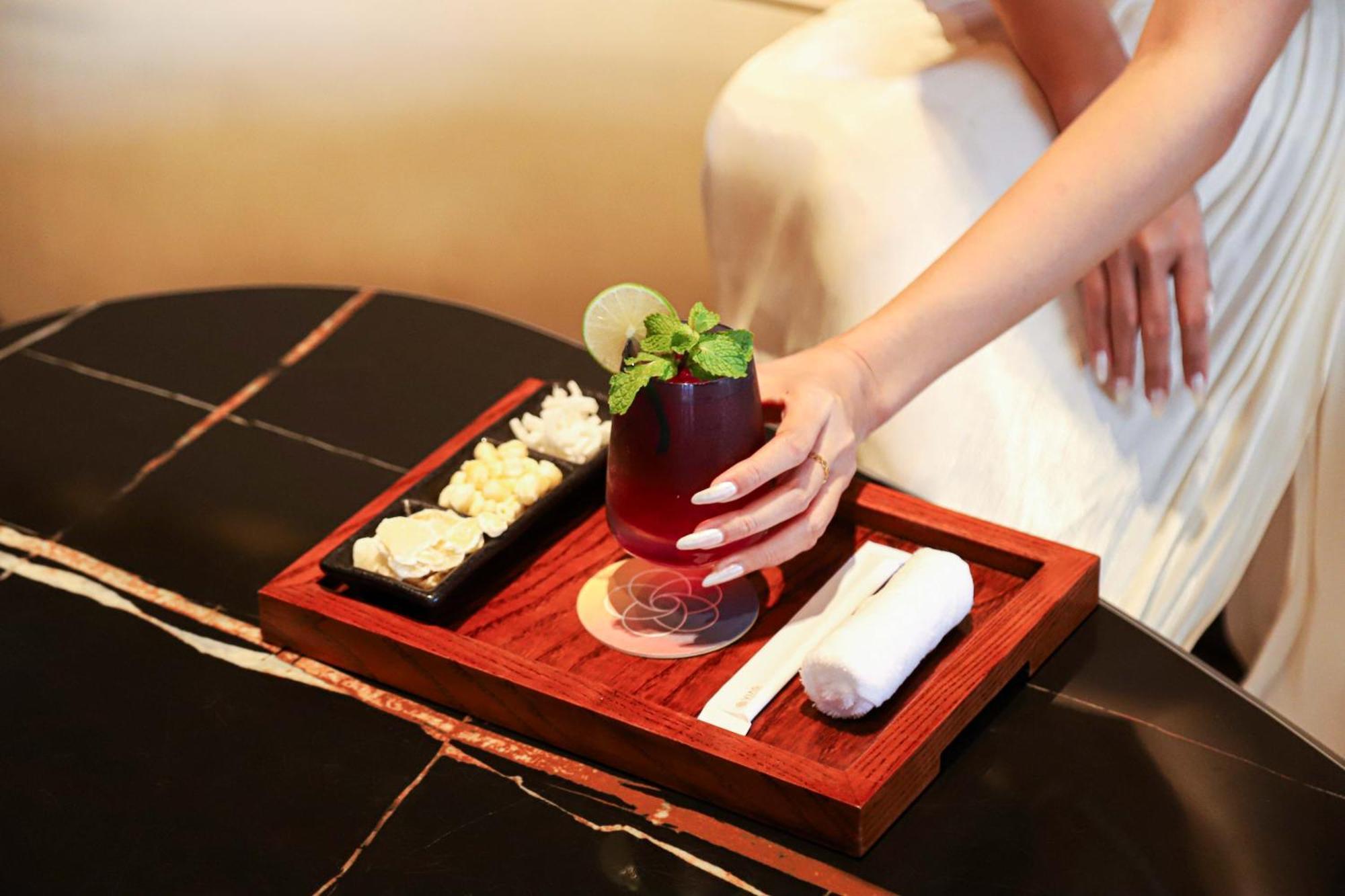 Vias Hotel Vung Tau - Transportation Included Luaran gambar A woman holding a drink